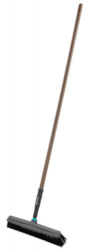 923